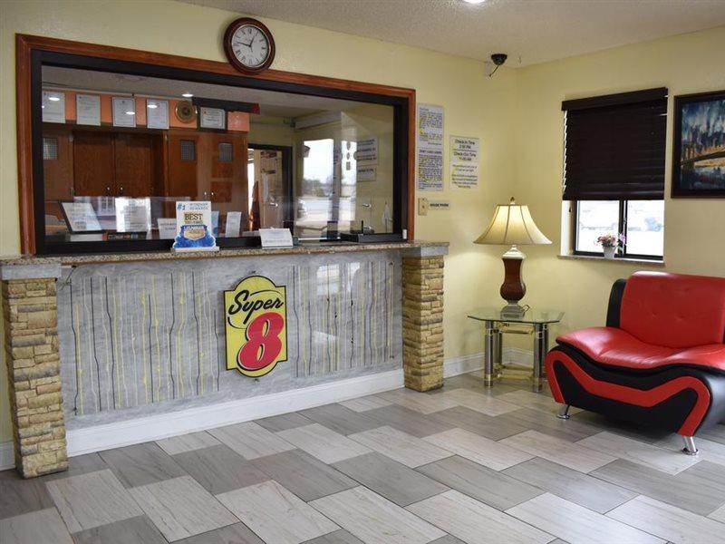 Super 8 By Wyndham Newport News/Jefferson Ave. Hotel Bagian luar foto