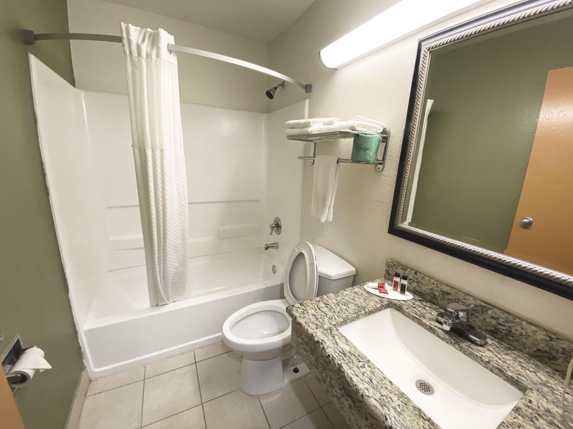 Super 8 By Wyndham Newport News/Jefferson Ave. Hotel Bagian luar foto