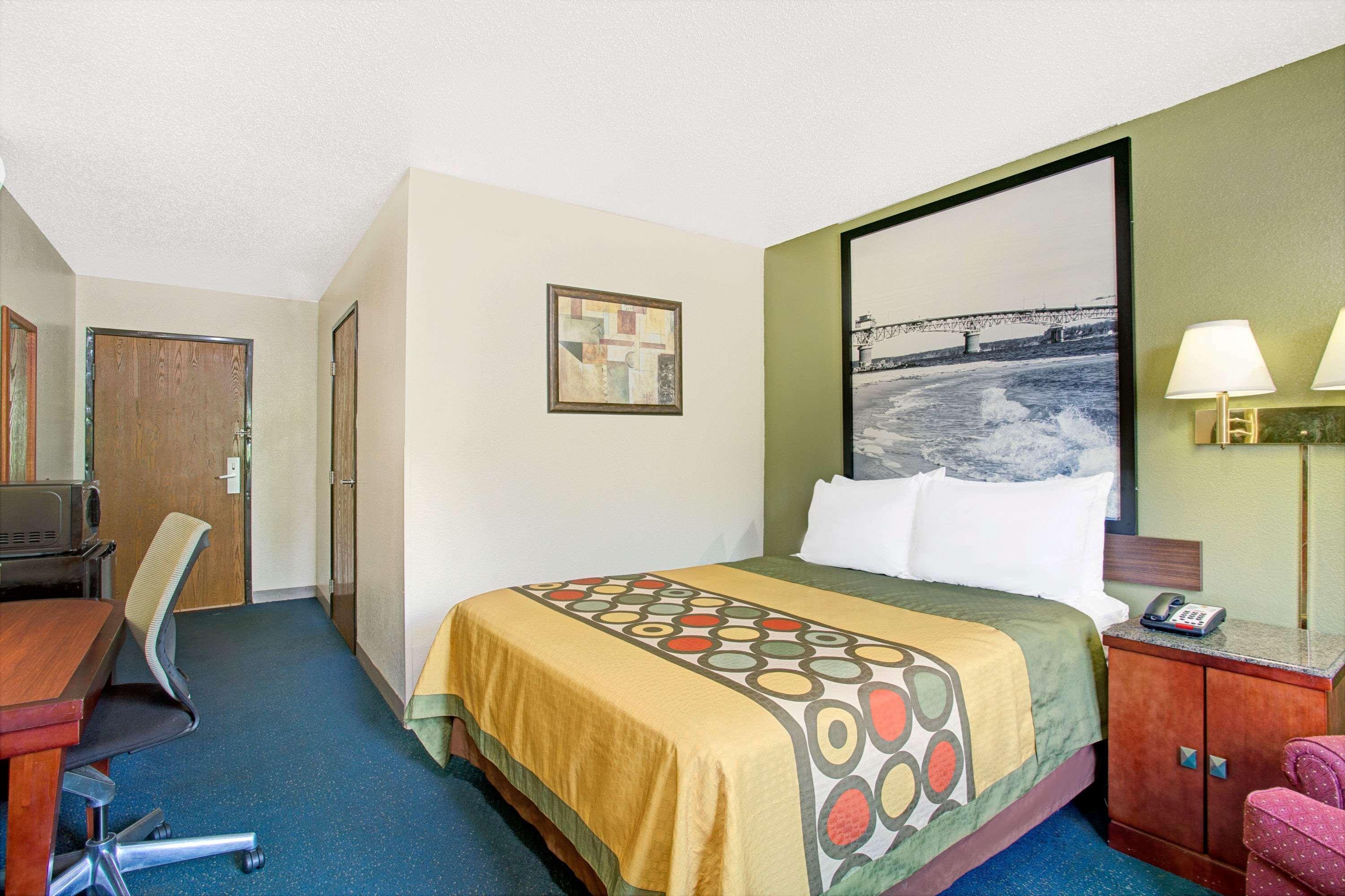 Super 8 By Wyndham Newport News/Jefferson Ave. Hotel Bagian luar foto