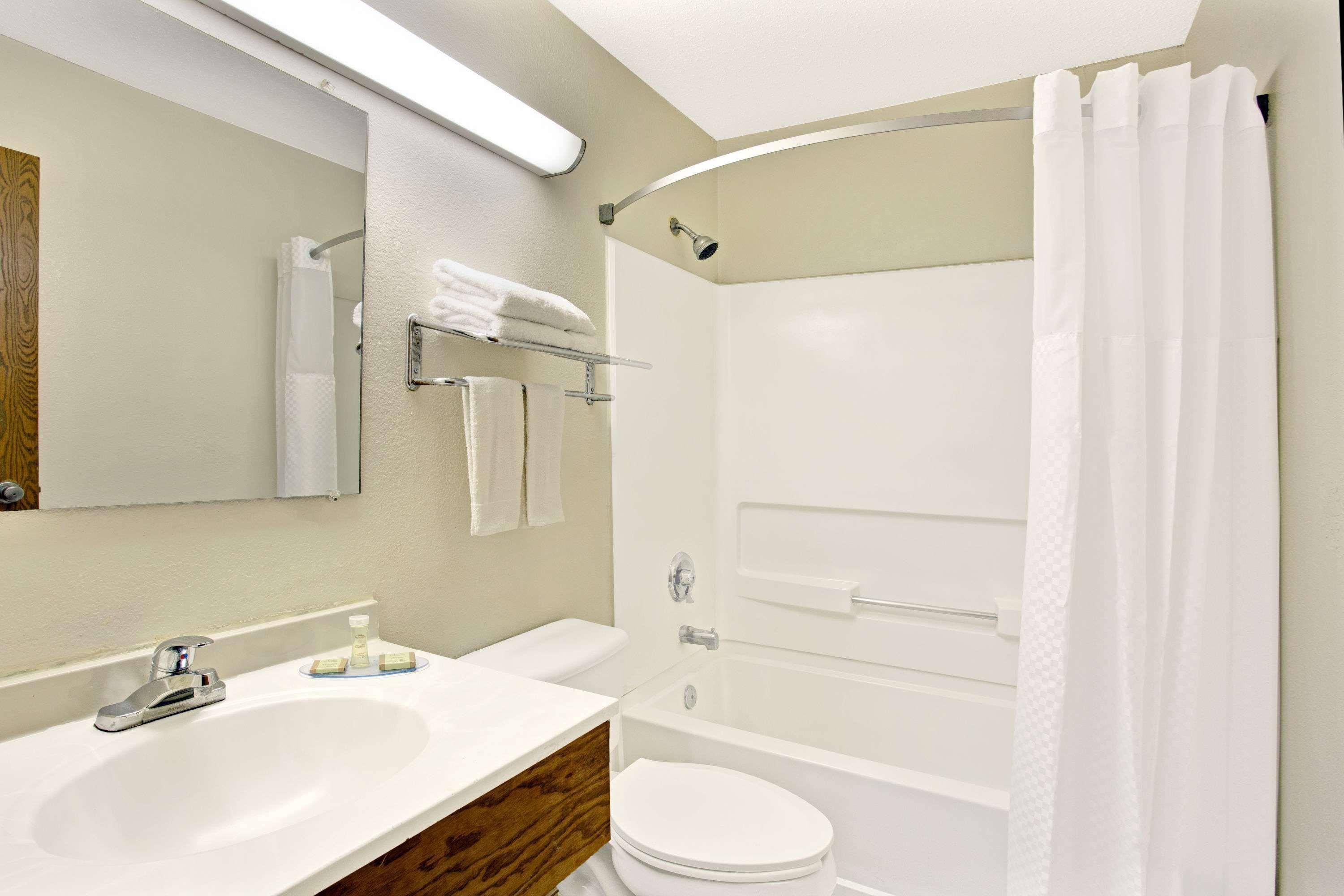 Super 8 By Wyndham Newport News/Jefferson Ave. Hotel Bagian luar foto