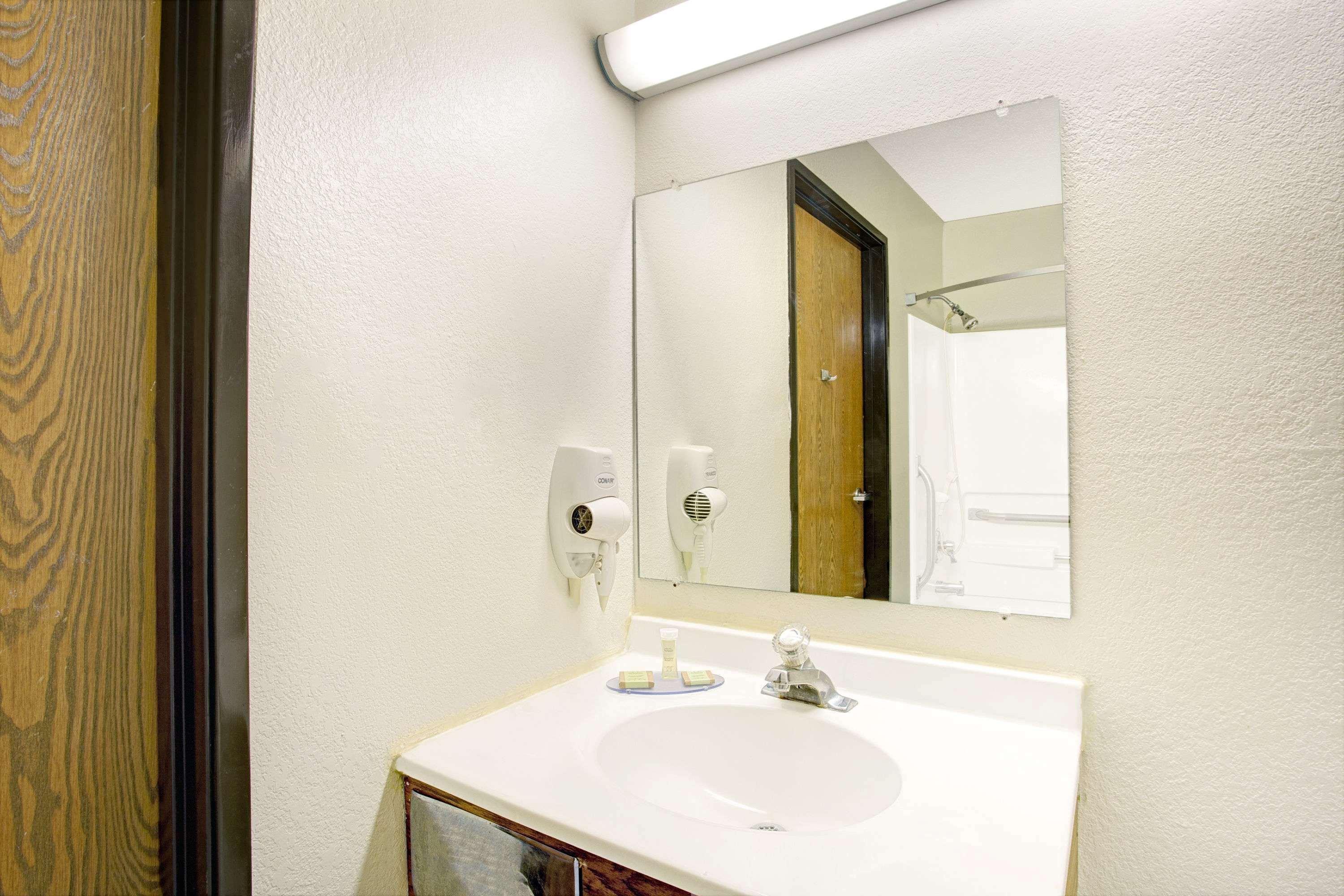 Super 8 By Wyndham Newport News/Jefferson Ave. Hotel Bagian luar foto
