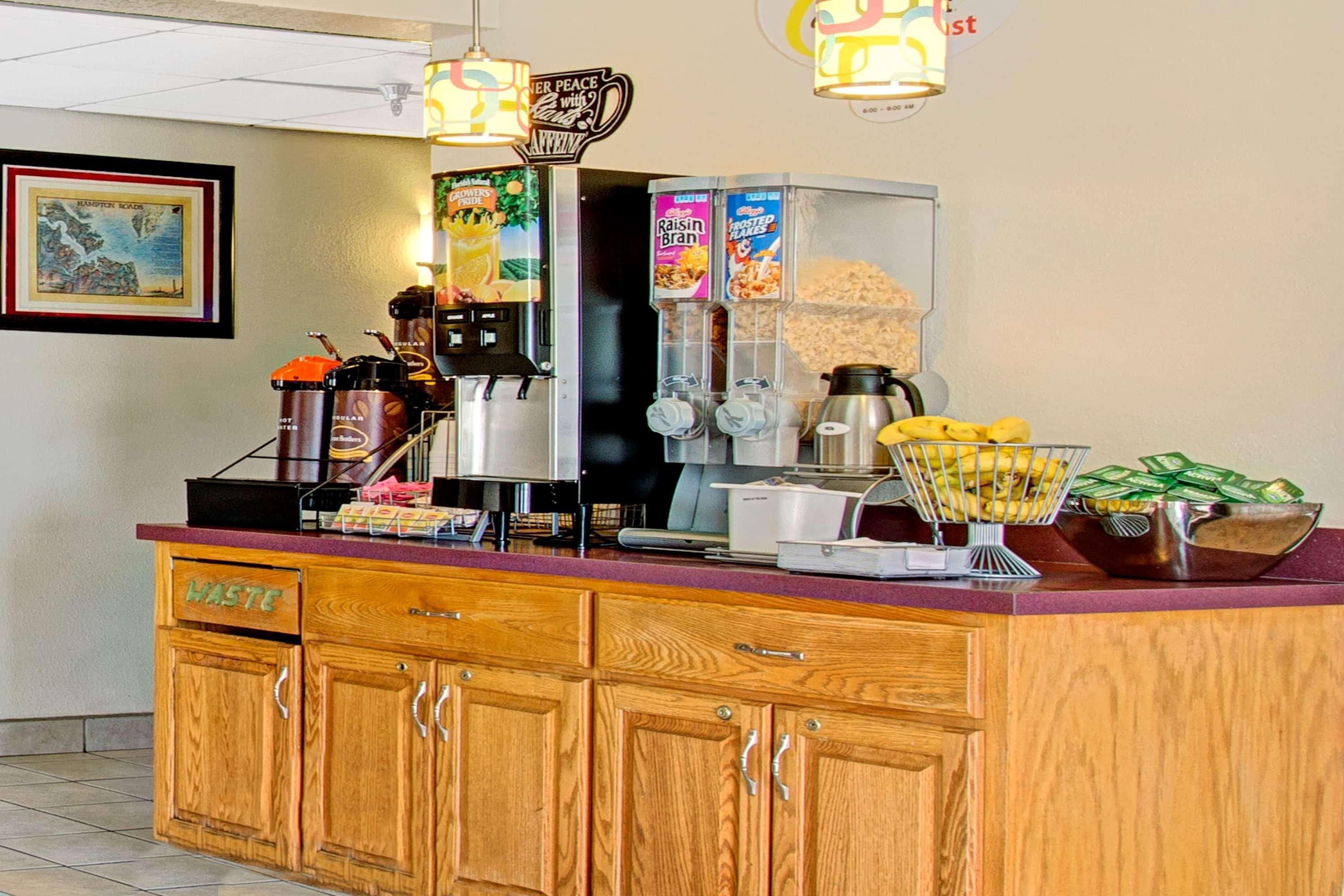 Super 8 By Wyndham Newport News/Jefferson Ave. Hotel Bagian luar foto