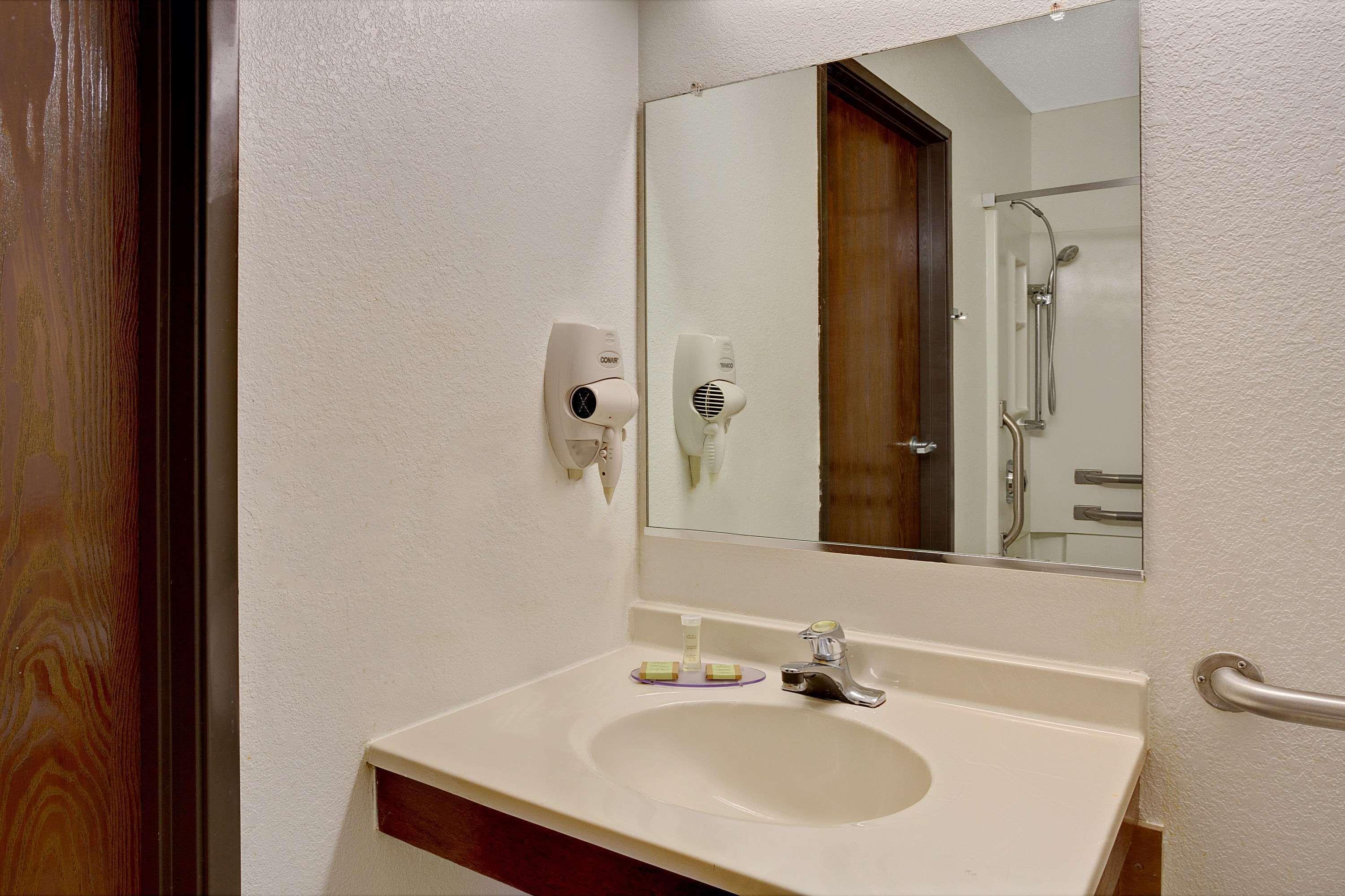 Super 8 By Wyndham Newport News/Jefferson Ave. Hotel Bagian luar foto