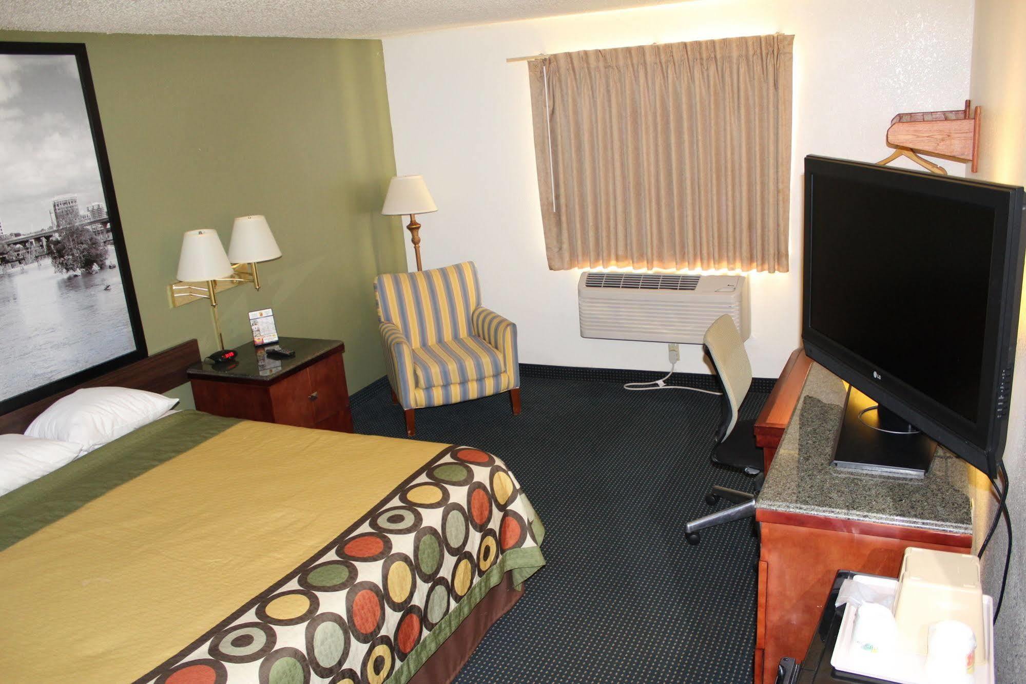 Super 8 By Wyndham Newport News/Jefferson Ave. Hotel Bagian luar foto