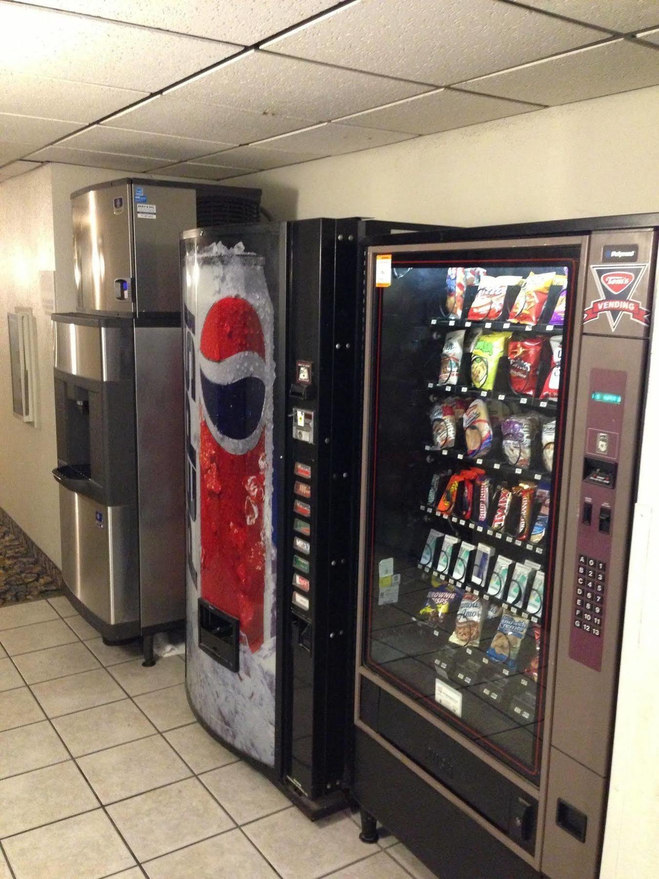 Super 8 By Wyndham Newport News/Jefferson Ave. Hotel Bagian luar foto