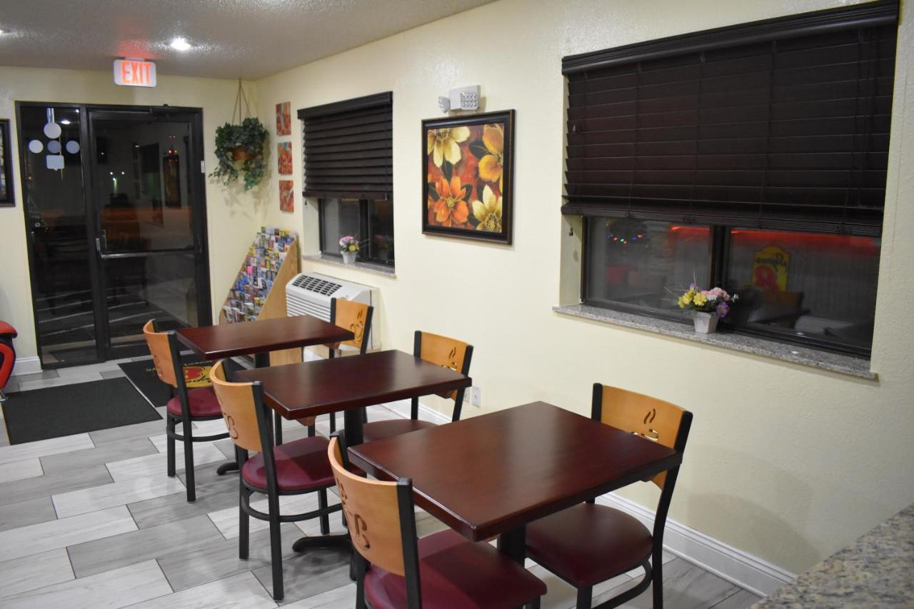 Super 8 By Wyndham Newport News/Jefferson Ave. Hotel Bagian luar foto