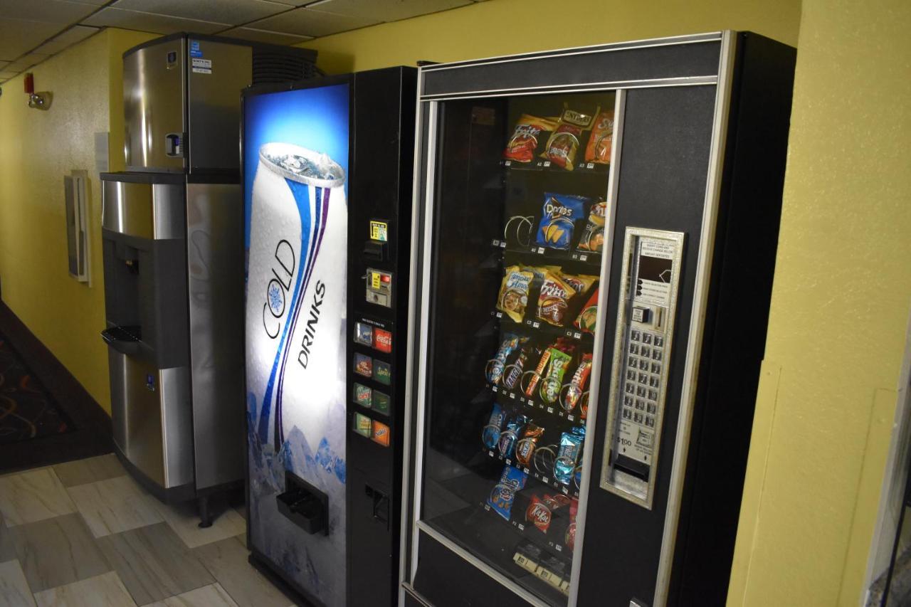Super 8 By Wyndham Newport News/Jefferson Ave. Hotel Bagian luar foto